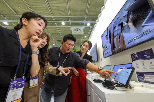 KT 과계자들이 월드IT쇼 2025에서 마이크로소프트(MS) 팀즈폰을 소개하고 있다. KT는 마이크로소프트(MS)의 업무 협업 솔루션인 팀즈와 KT의 통화망을 연동한 '마이크로소프트 팀즈폰' 서비스를 출시했다고 7일 밝혔다.  KT 제공